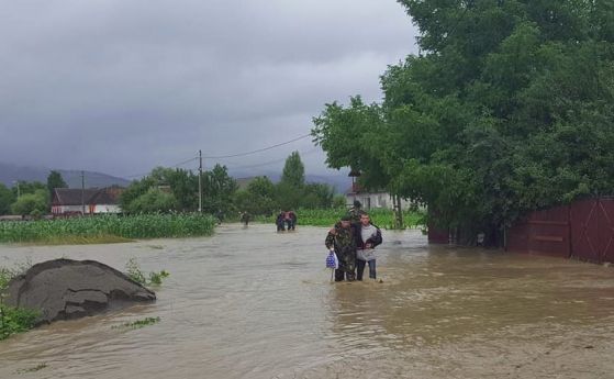 Четирима души загинаха при наводненията в Румъния
