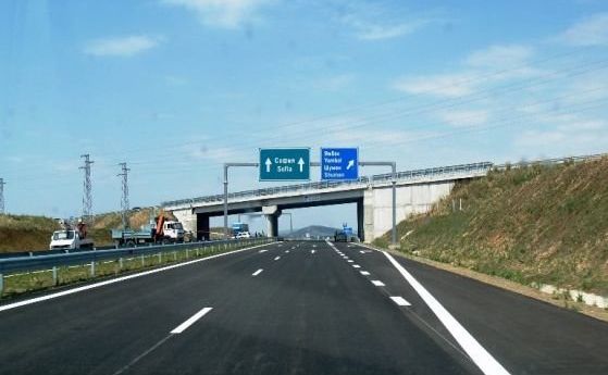 Временно е спряно движението по автомагистрала Тракия посока София съобщиха
