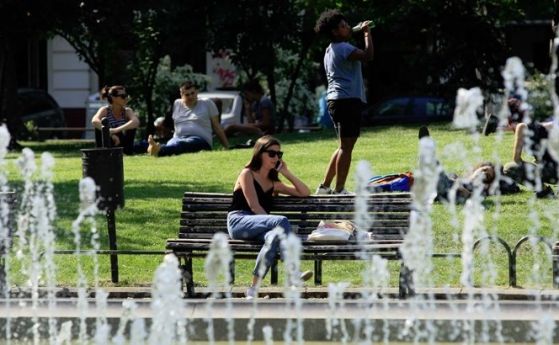 Топло и слънчево с летни температури ще е времето в