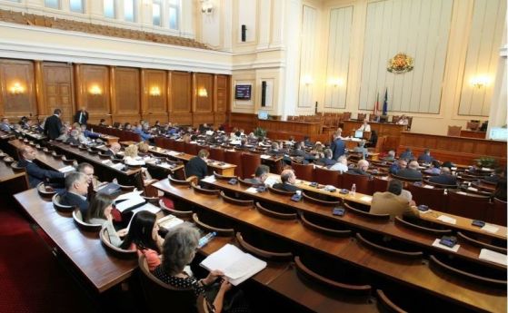 Почти единодушно депутатите подкрепиха на първо четене измененията в Закона за