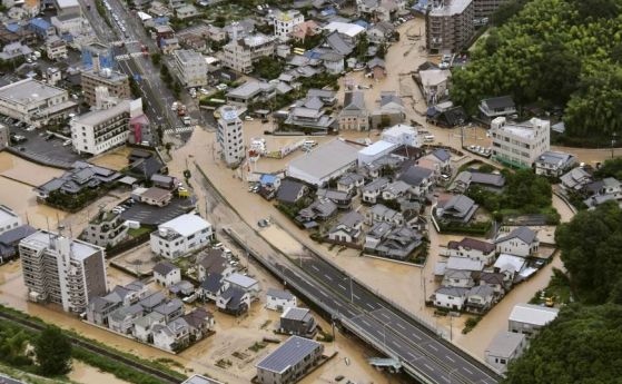 Проливните дъждове взеха живота на най-малко 51 души в Япония (видео)