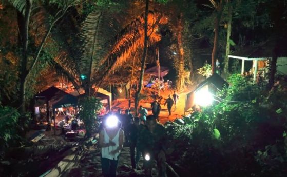  Хепиенд като на кино: Всички 12 момчета и треньорът им избавени от тайландската пещера (обновена) 