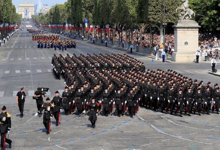 Френски военни подразделения дефилираха днес по Шан-з-Елизе пред държавния глава