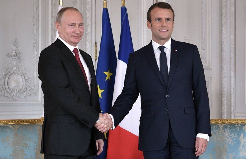 Руският президент Владимир Путин посрещна френския си колега Еманюел Макрон