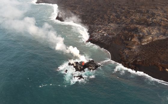 Лава бликна от водата и заля туристическо корабче в Хаваи