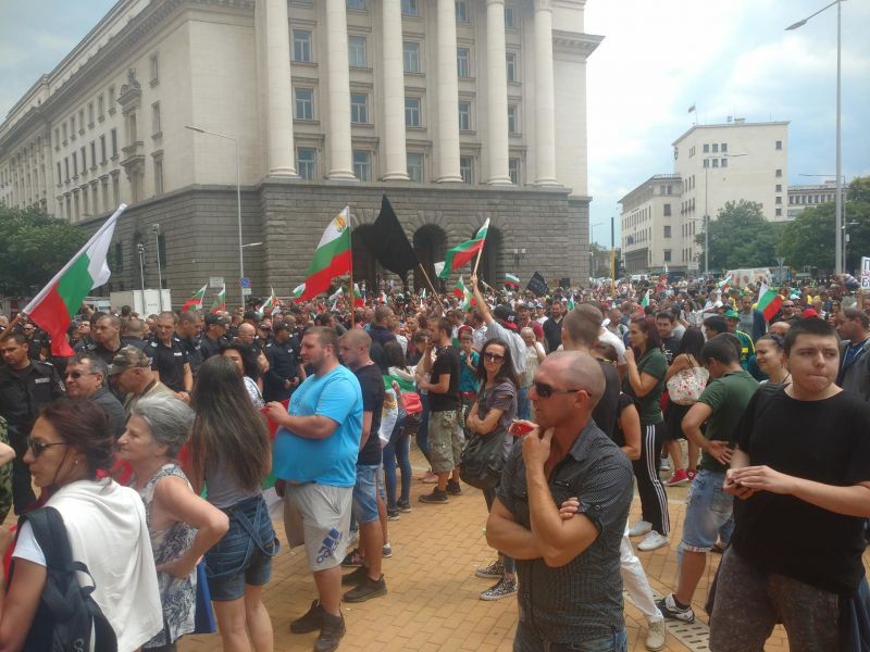 Около 500 души се събраха на протест пред Министерския съвет,