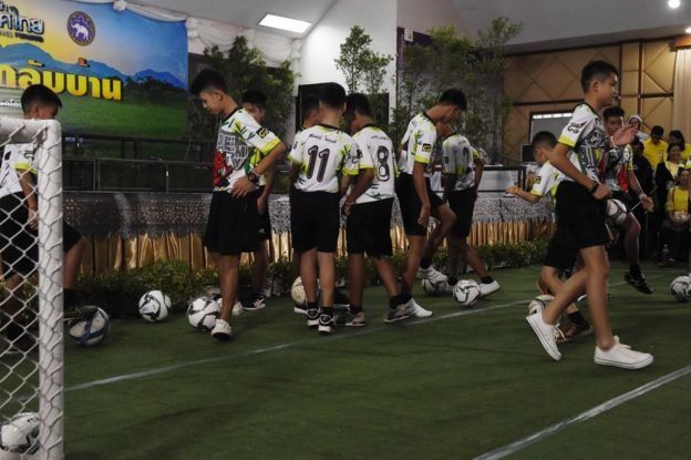 Спасените момчета от футболен отбор в Тайланд, които прекараха повече