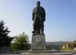 Заляха с мазнина паметника на Левски в Ловеч
