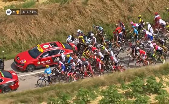 Днешният 16 и етап от колоездачната обиколка на Франция беше прекъснат