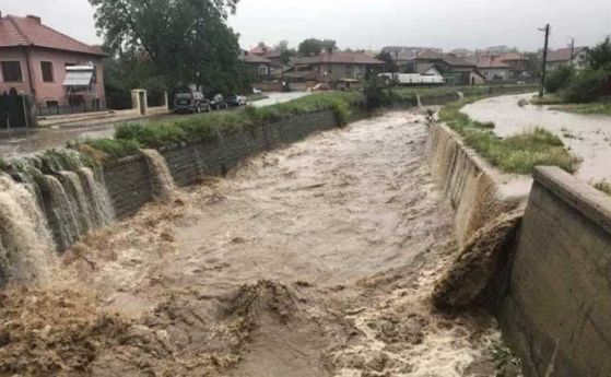 В Пирдоп обявиха бедствено положение след като две реки излязоха
