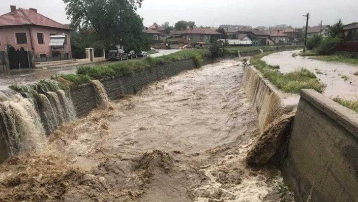 В Пирдоп обявиха бедствено положение, след като две реки излязоха