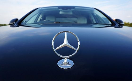  Daimler се подчини на Тръмп: производителят на Mercedes замразява бизнеса си в Иран 
