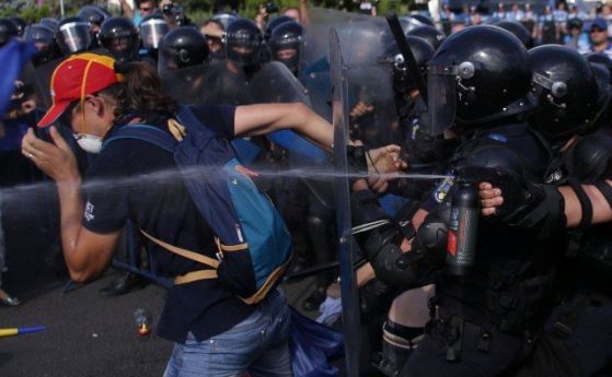  Сблъсъци и арести на многохиляден митинг в Букурещ 