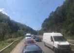 От вас: 10 км задръстване от Драгичево до София заради ограничения на пътя без видима причина
