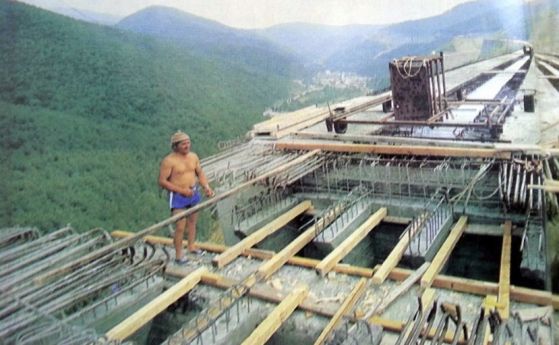 Четирите най-големи виадукта, (между които и най-високия на Балканския полуостров) са завършени в периода 1985-1989 г./socbg.com