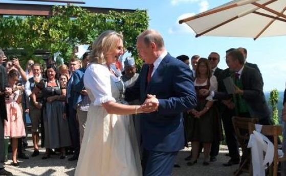  Путин отиде на женитба на австрийска министърка и подари на младоженците ария на казашки хор 