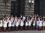 Детският хор на БНР пя протестно под прозорците на Министерския съвет (видео)