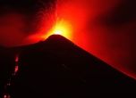Вулканът Етна изхвърля стълбове дим и лава на 150 м височина