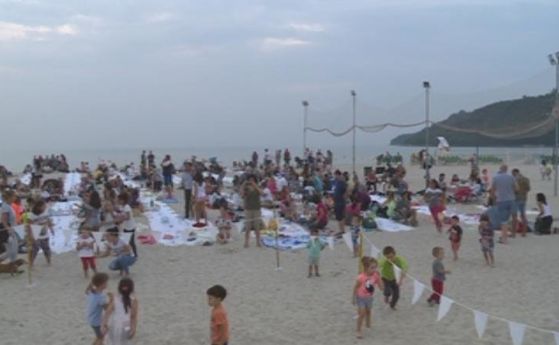 Най-дългата вечеря събра стотици хора на плажа в Аспарухово