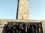 Паметникът на съветската армия е залят с бяла боя и автомобилно масло