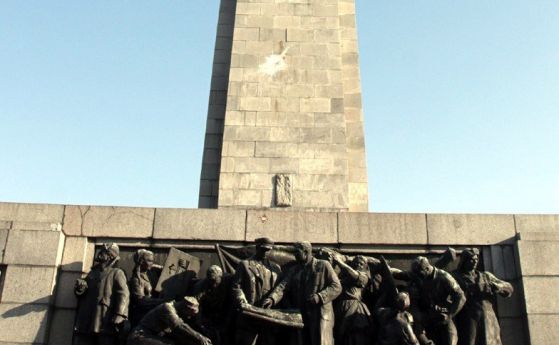 Паметникът на съветската армия в София е залят с бяла боя