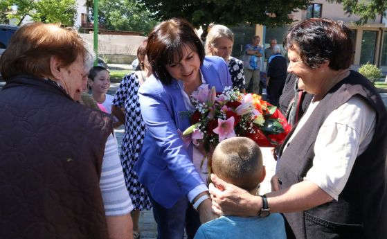 Жители на с Баня посрещнаха лидера на БСП Корнелия Нинова