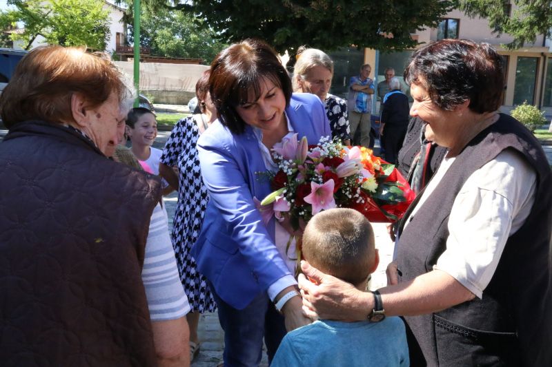 Жители на с. Баня посрещнаха лидера на БСП Корнелия Нинова