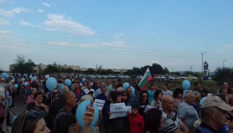 Жители на Нова Загора излязоха днес на протест срещу инсталация