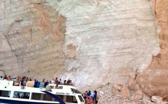 Скала се свлече пред десетки туристи на известния плаж Наваджио