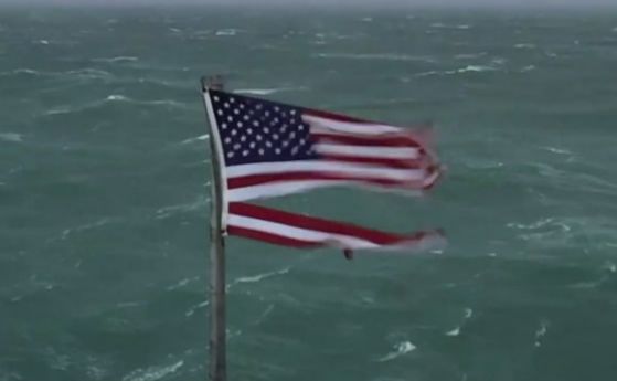 Мощните ветрове и дъждове на урагана Флорънс достигнаха бреговете на