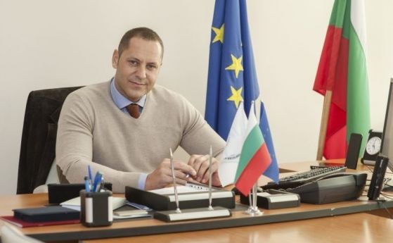 Александър Манолев неочаквано обяви че се отказва от поста министър
