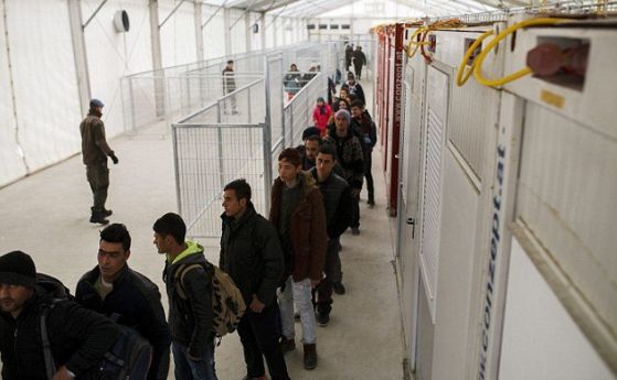 Група мигранти очакващи депортиране от Австрия запалиха пожар в затворническата