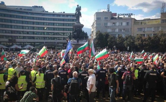 Българи пристигнали от чужбина протестират пред Народното събрание Те искат