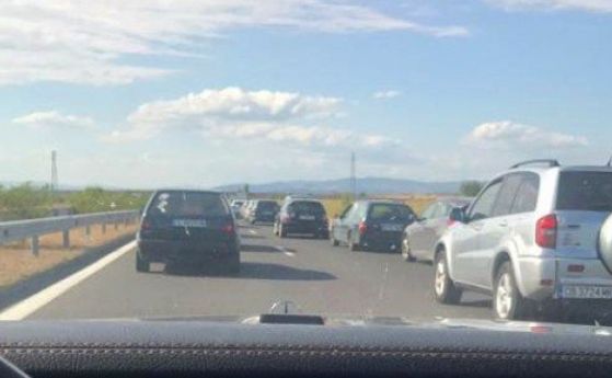 Километрично задръстване блокира трафика на автомагистрала Тракия следобед   Причината е