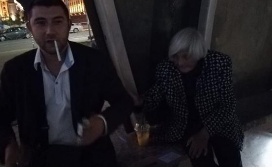 Общинарят патриот Карлос Контрера ритал багажа на бездомна старица в София