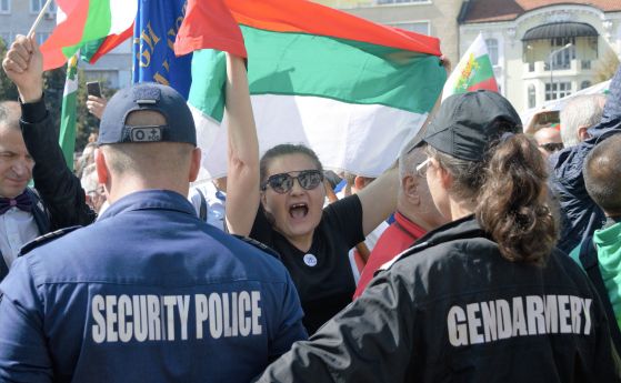 Втори ден българи от чужбина и страната излизат на протест