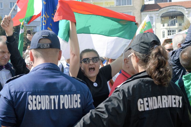 Втори ден българи от чужбина и страната излизат на протест