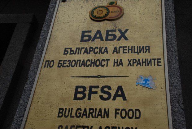 Служител от Областната дирекция по безопасност на храните (ОДБХ) в