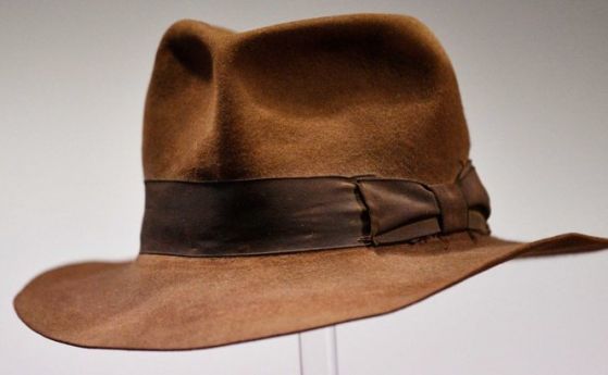 Емблематичната шапка на Индиана Джоунс беше продадена на аукцион в