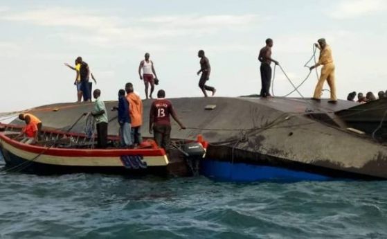 Най малко 86 души загинаха след като ферибот със стотици пътници