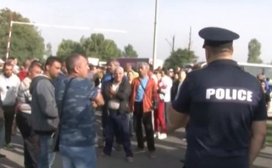 Работници от Винпром Карнобат блокираха за над два часа жп