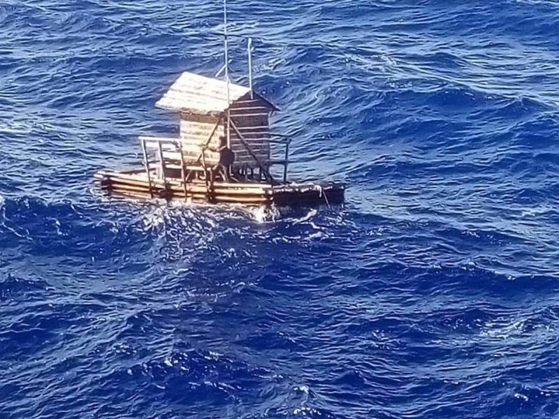 Тийнейджър от Индонезия оцеля 49 дена на плаваща рибарска колибка