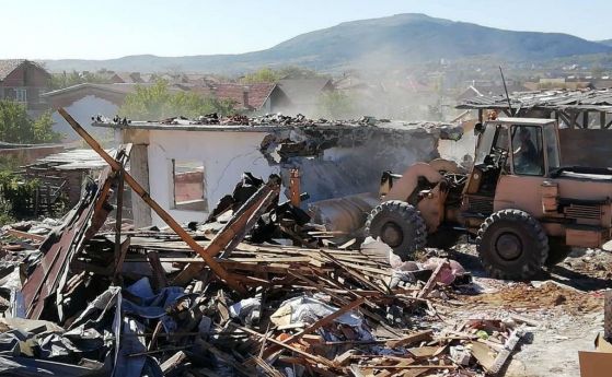 Събарят незаконни постройки в ромския квартал на Кюстендил