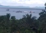Пътнически самолет падна в лагуна в Тихия океан, всички 47 на борда са спасени (видео)