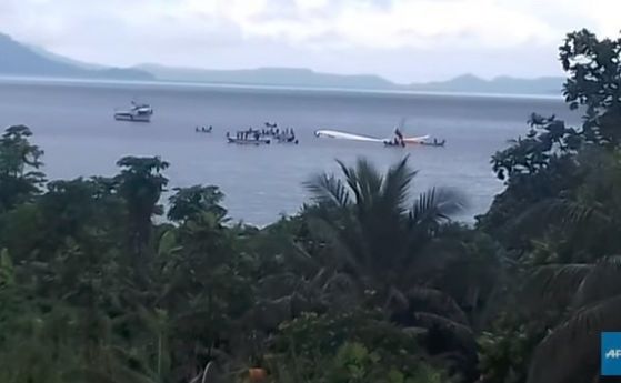 Пътнически самолет падна в лагуна на далечен остров от Тихия