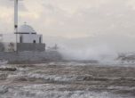 Гърция очаква циклонът Зорбас да удари днес, прогнозират 11-метрови вълни