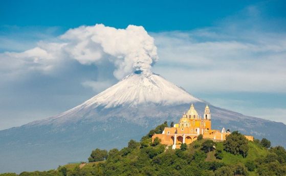 Вулканът Попокатепетъл в южната част на Мексико изригна вчера изпращайки