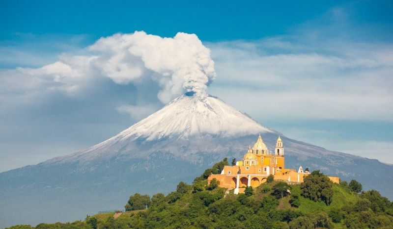 Вулканът Попокатепетъл в южната част на Мексико изригна вчера, изпращайки