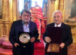 Наградиха Вежди Рашидов с икона за заслугите му за Желязната църква в Истанбул