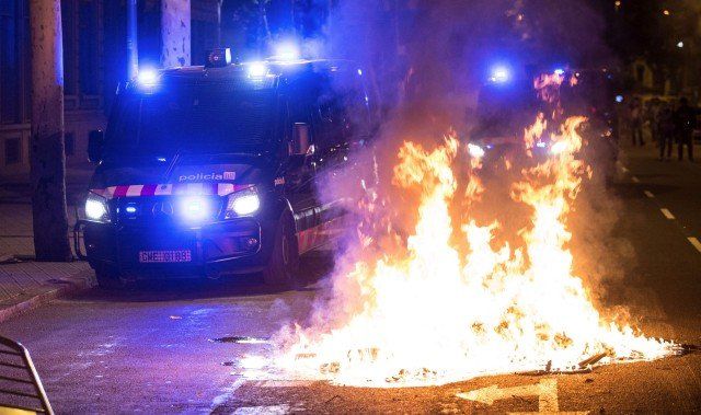 Полицията извади палки срещу демонстранти в Барселона на многохилядно шествие